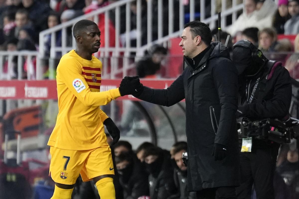 Dembélé saliendo del terreno de juego de Montilivi tras producirse la lesión