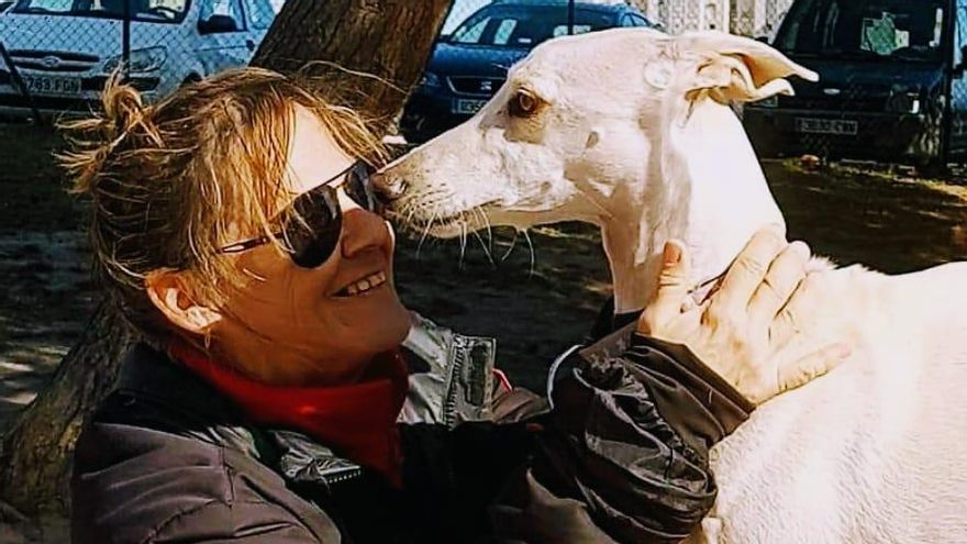 Paloma Jiménez Guitiérrez junto a un galgo de Galgos 112.