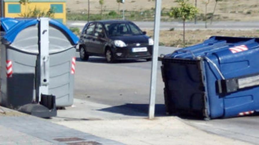 Un contenedor volcado por el fuerte viento.