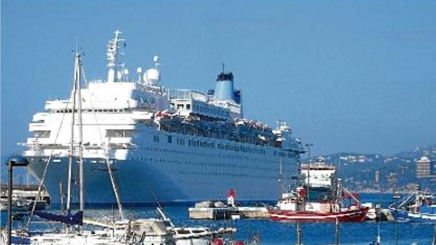 El creuer &quot;Thomson Dream&quot;, en una visita anterior al port de Palamós.