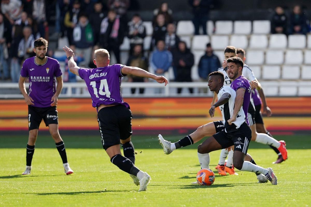 Lance del encuentro entre el Burgos y el Córdoba CF en El Plantío.