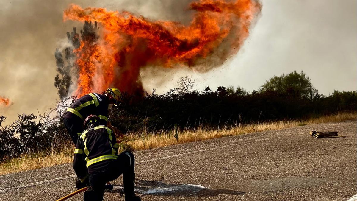 Incendio en la N120 en A Cañiza (Pontevedra)