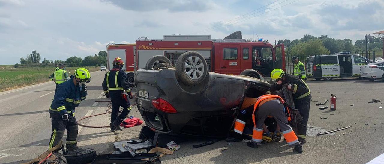 Intervención de los bomberos en un accidente de tráfico.