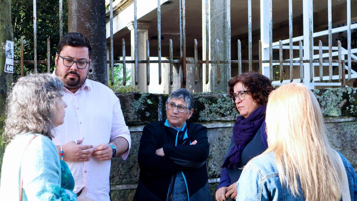 Carmela González y Xabier P. Igrexas, con personal y familias del centro de día Atalaia.