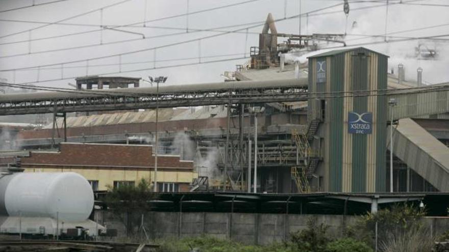 La fábrica de Asturiana de Zinc en San Juan de Nieva, vista desde las inmediaciones de los muelles de Raíces. |