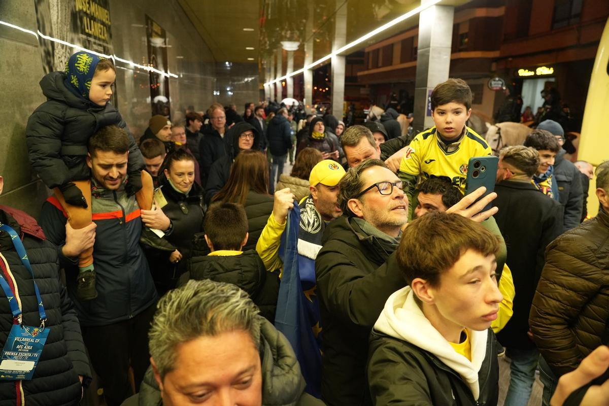 Galería: La lluvia no impide a la afición amarilla perderse el Villarreal-Ajax