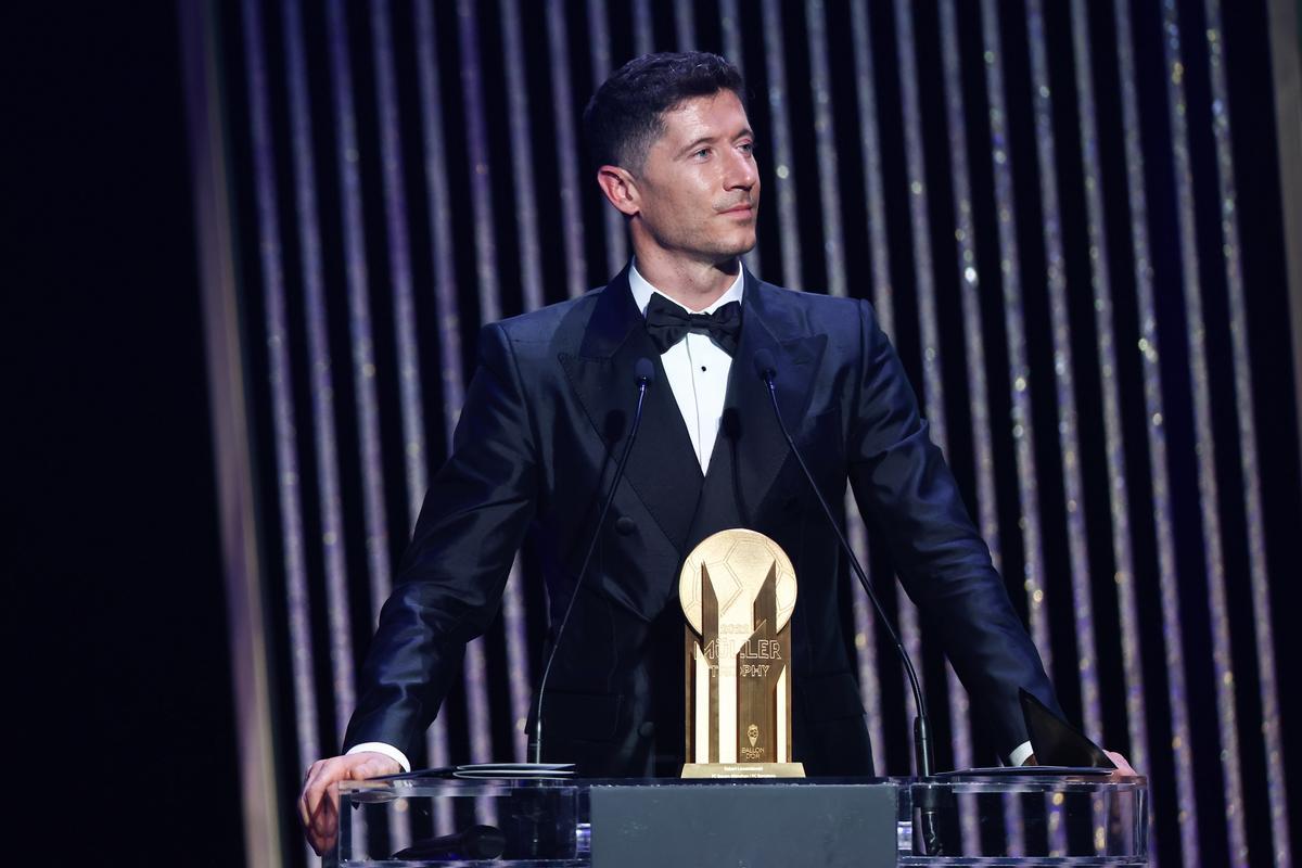 Paris (France), 17/10/2022.- Robert Lewandowski of FC Barcelona addresses the audience after winning The Mueller Trophy during the Ballon d’Or ceremony in Paris, France, 17 October 2022. For the first time the Ballon d’Or, presented by the magazine France Football, will be awarded to the best players of the 2021-22 season instead of the calendar year. (Francia) EFE/EPA/Mohammed Badra