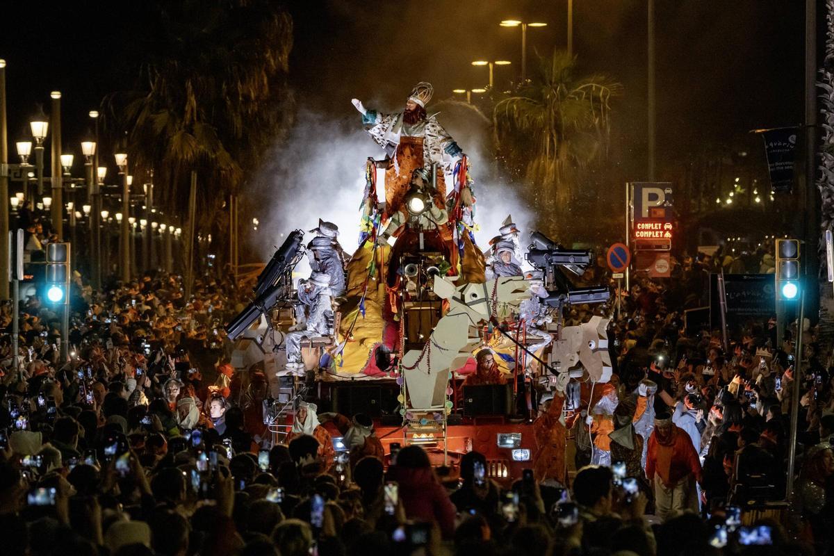 Miles de personas colman la costa de Barcelona para dar la bienvenida a los Reyes Magos