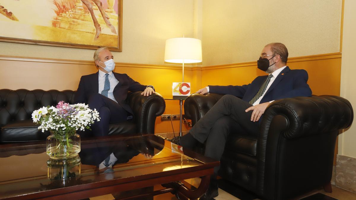 El presidente de Aragón, Javier Lambán, y el alcalde de Zaragoza, Jorge Azcón, en el Pignatelli.