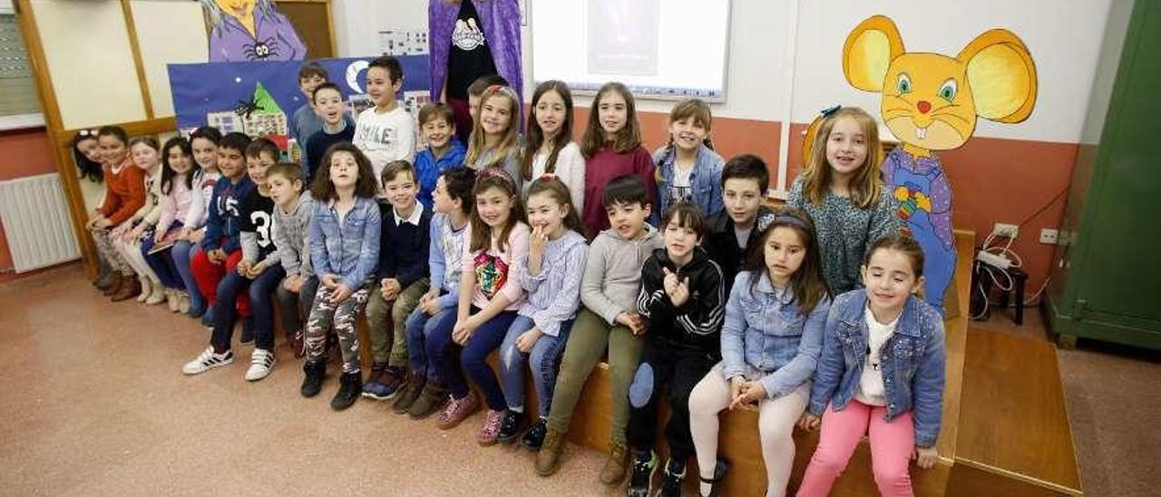 Alumnos del colegio Castillo de Gauzón, de Raíces Nuevo, durante la lectura de cuentos publicados en LA NUEVA ESPAÑA de Avilés.