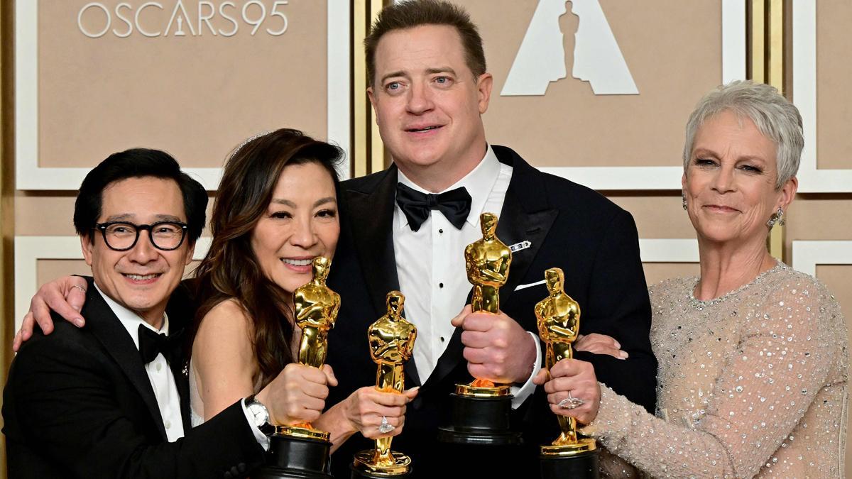 De izquierda a derecha, Ke Huy Quan (mejor actor de reparto), Michelle Yeoh (mejor actriz protagonista), Brendan Fraser (mejor actor protagonista) y Jamie Lee Curtis (mejor actriz de reparto), con sus respectivos premios