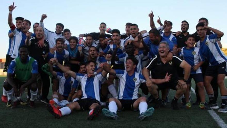 La plantilla del Hércules B, ayer, en Ribarroja.