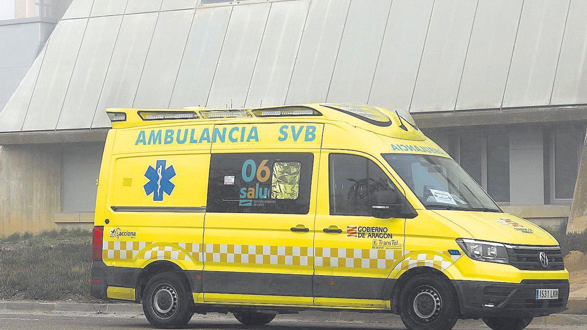 Una ambulancia sale del hospital Royo Villanova, en Zaragoza.