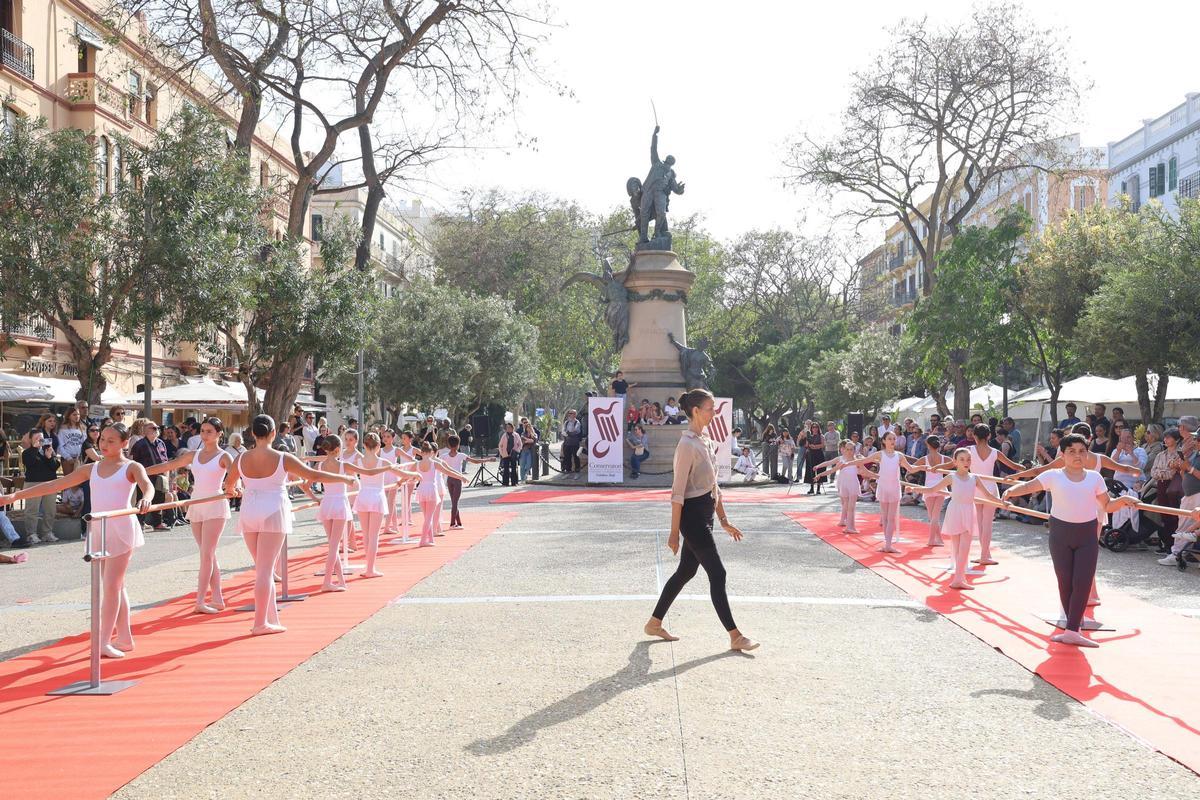 Todas las imágenes de la clase celebrada por el Convservatori de Ibiza en el Dia de la danza en Vara de Rey