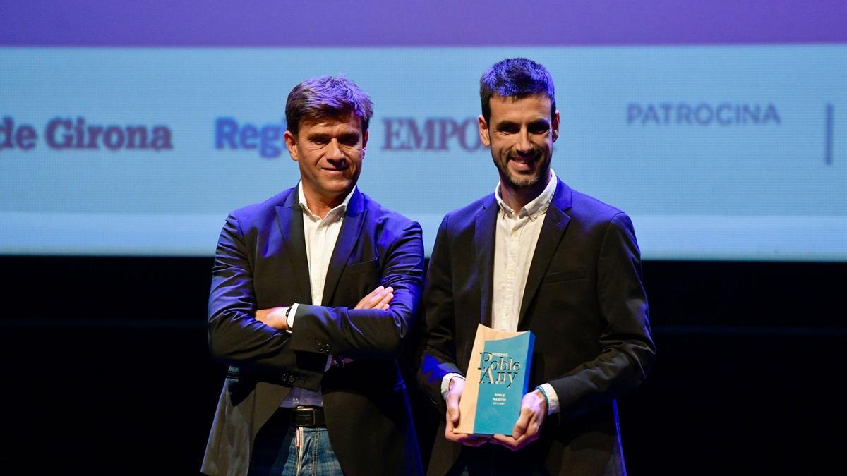Valentí Clotet, director comercial de Chocolates Torras, en lliurar el premi Millor Poble Martítim a Josep Bofill, alcalde de l&#039;Escala