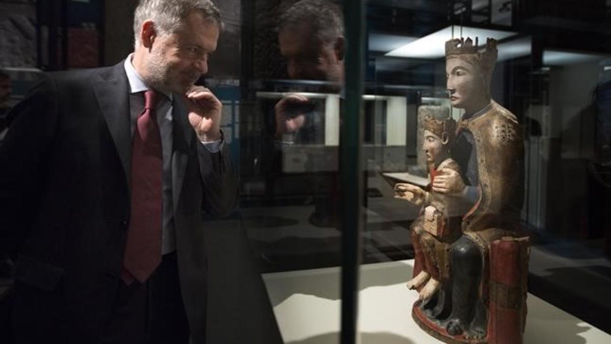 El director del British Museum, frente a una de las piezas de la exposición 'Los pilares de Europa'.