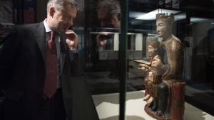 El director del British Museum, Hartwig Fischer, frente a una de las piezas de la exposición ’Los pilares de Europa’.