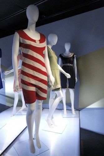 UNA EXPOSICIÓN DE TRAJES DE BAÑO ELABORA UNA HISTORIA ALTERNATIVA DEL SIGLO XX