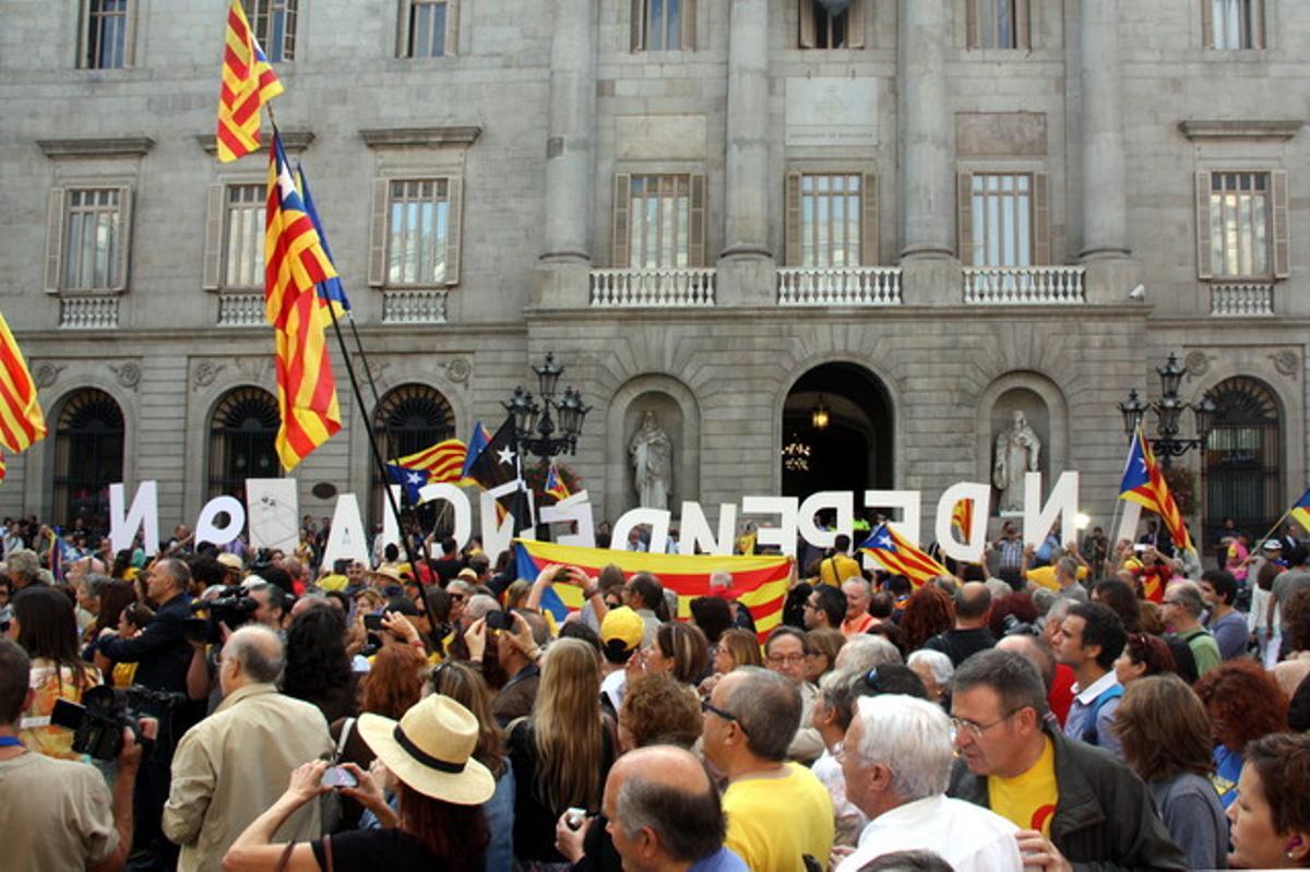 Centenars de ciutadans s’han concentrat a la plaça de Sant Jaume amb estelades i senyeres.