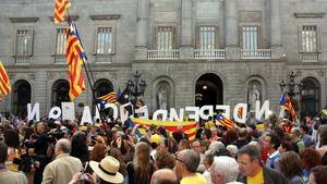 Centenars de ciutadans s’han concentrat a la plaça de Sant Jaume amb estelades i senyeres.