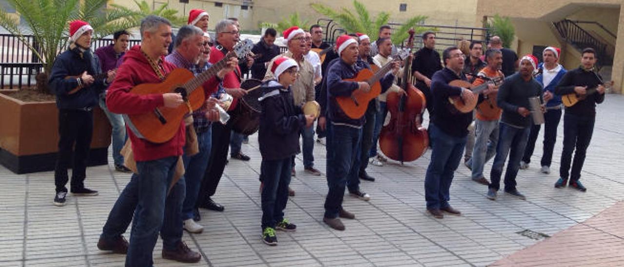 El grupo toca sus instrumentos y canta villancicos bajo las viviendas del barrio Los Ruiseñores de la capital grancanaria.