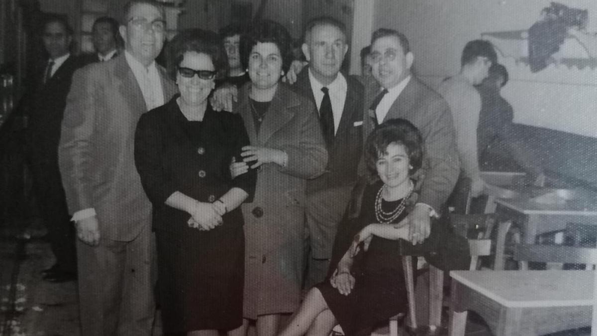 Pepe Chamadoira, a súa dona Lola Casal Manolo Bermúdez, alias Cañón, curmán do meu pai e a súa dona, Lolita Suso Araújo, e a súa don Mucha Nores