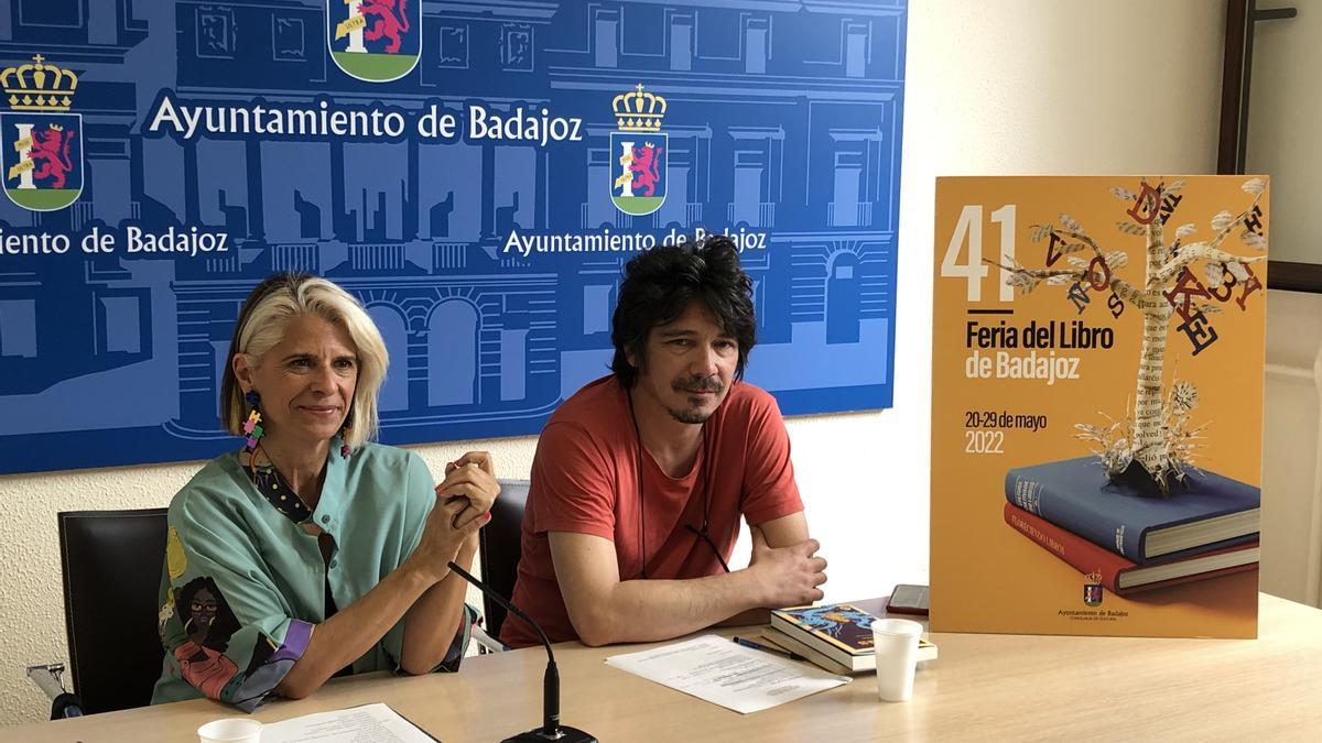 La concejala de Cultura, Paloma Morcillo, y Cisco Martínez, ayer, en rueda de prensa.