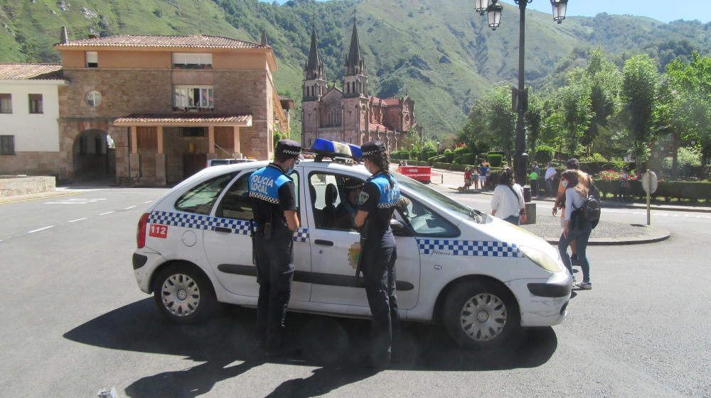 Sábado con Policía y pocos peregrinos en Covadonga