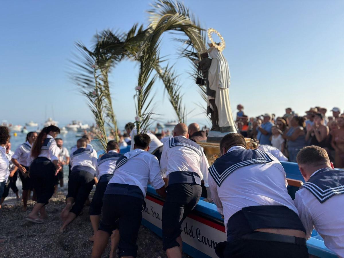 La Virgen del Carmen saldrá en procesión por las calles y las aguas de Benajarafe.
