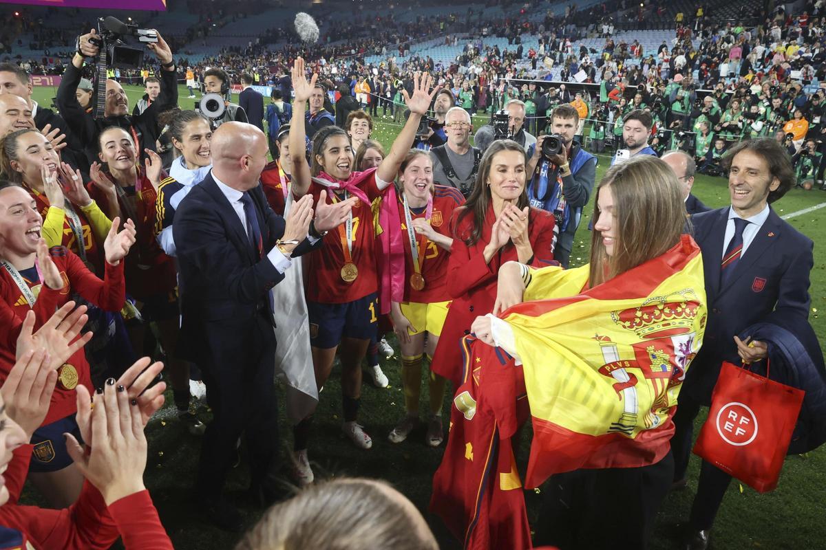 SÍDNEY (AUSTRALIA), 20/08/2023.- La reina Letizia y la infanta Sofía durante las celebraciones de la selección española femenina de fútbol tras imponerse a Inglaterra en la final del Mundial de Fútbol femenino en el Accor Stadium en Sídney Australia, este domingo. EFE/ José Jiménez /CASA REAL/SOLO USO EDITORIAL/SOLO DISPONIBLE PARA ILUSTRAR LA NOTICIA QUE ACOMPAÑA (CRÉDITO OBLIGATORIO) SÍDNEY (AUSTRALIA), 20/08/2023.- La reina Letizia y la infanta Sofía durante las celebraciones de la selección española femenina de fútbol tras imponerse a Inglaterra en la final del Mundial de Fútbol femenino en el Accor Stadium en Sídney Australia, este domingo. EFE/ José Jiménez /CASA REAL/SOLO USO EDITORIAL/SOLO DISPONIBLE PARA ILUSTRAR LA NOTICIA QUE ACOMPAÑA (CRÉDITO OBLIGATORIO)