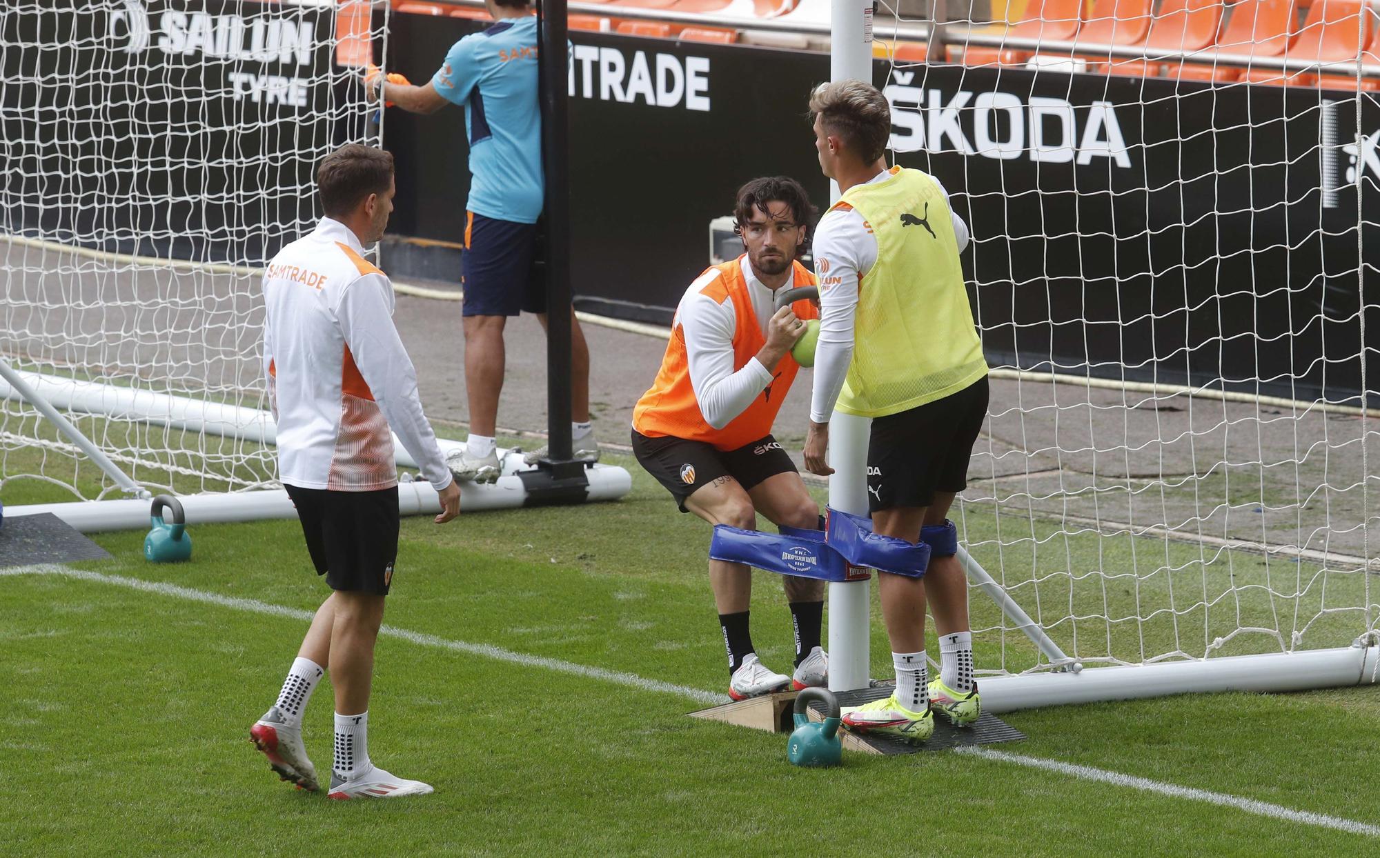 El Valencia entrena en Mestalla antes del partido frente al Villarreal