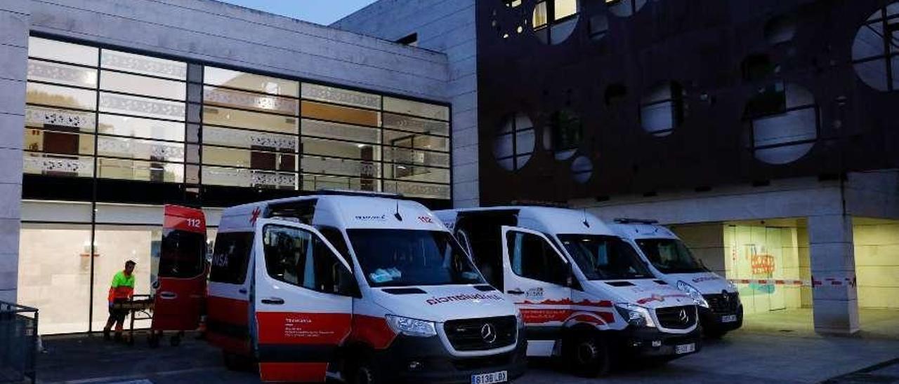 Vehículos sanitarios frente a la entrada principal del centro neurológico de Barros.