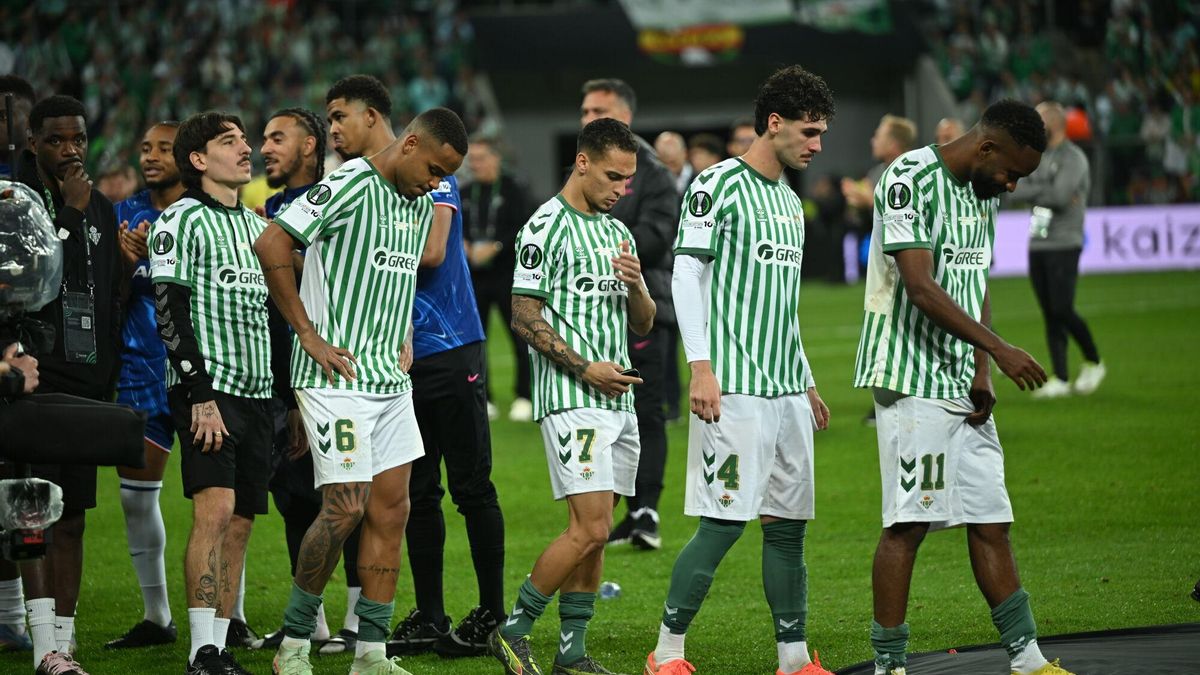 Los jugadores del Real Betis reciben las medallas de su segundo puesto tras perder la final en Breslavia.
