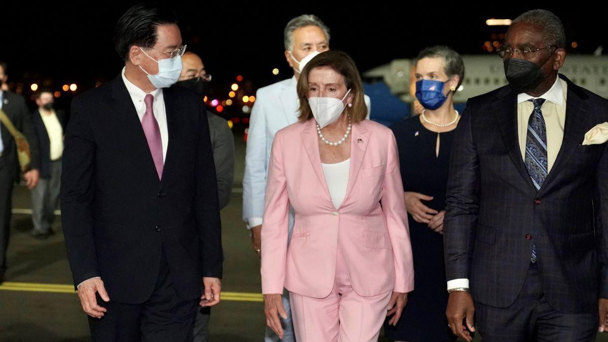 La presidenta de la Cámara de Representantes de los Estados Unidos, Nancy Pelosi, recibida por el Ministro de Relaciones Exteriores de Taiwán, Joseph Wu.