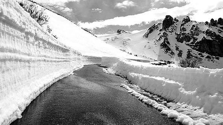 La carretera de acceso al alto de la Farrapona, limpia de nieve.