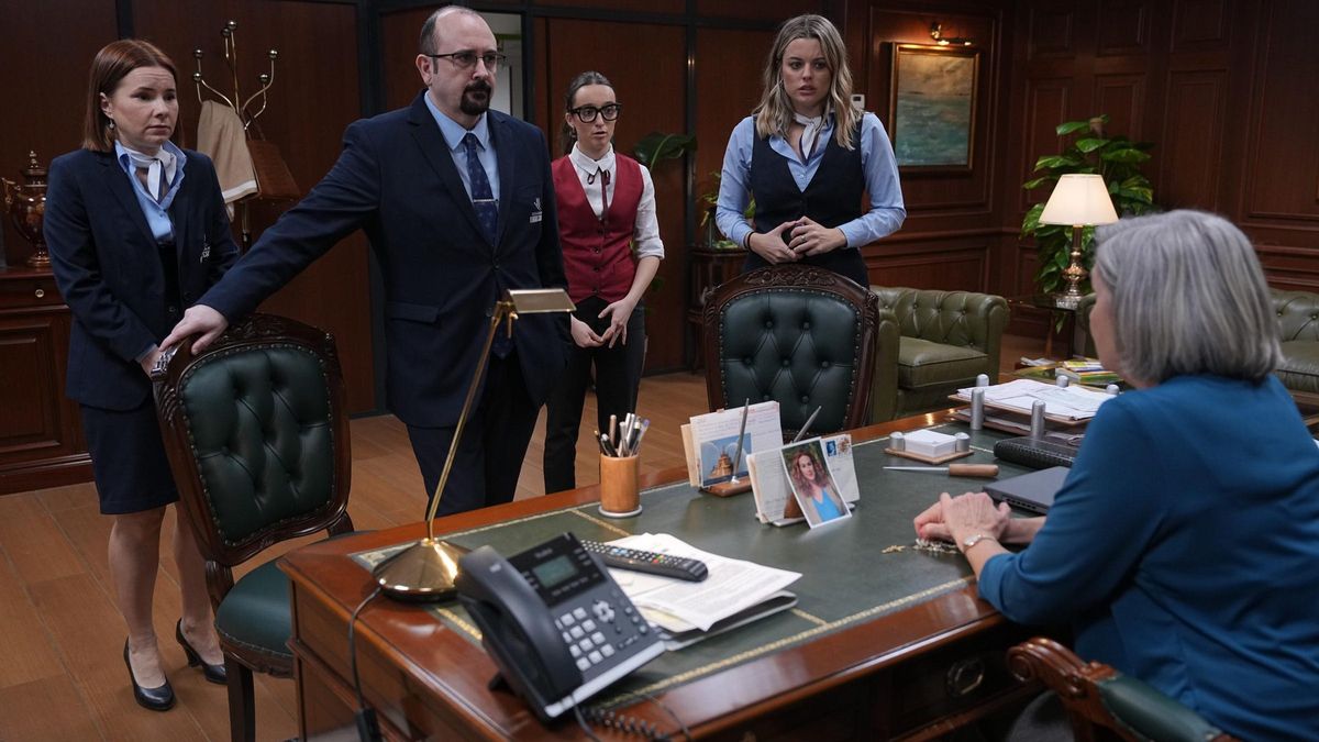 Escena de la segunda temporada de 'Muertos SL', la comedia con aires a 'The Office' de los hermanos Caballero que se emite en Movistar Plus+.