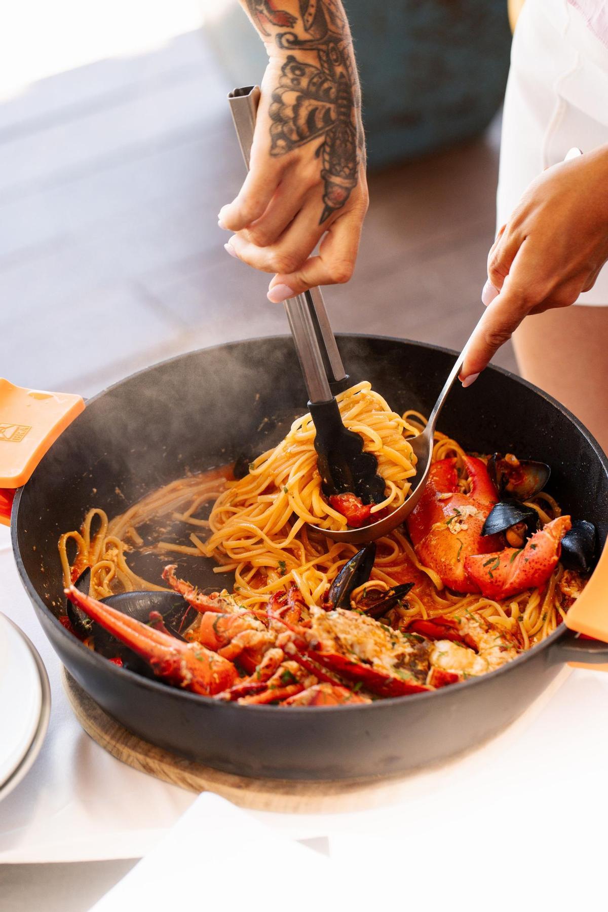 El linguini con bogavante y mejillones, plato estrella de la casa.