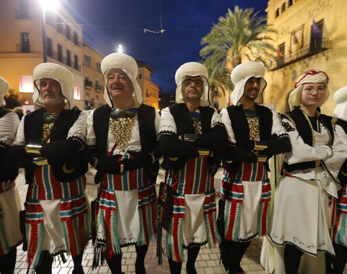 Grupo numeroso de festeros en el pasacalles por el centro de Elche, ayer. | TONY SEVILLA