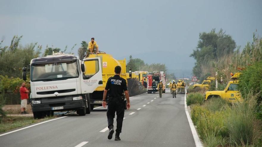 La Policía Local de sa Pobla tuvo que cortar la carretera que conduce a la albufera.