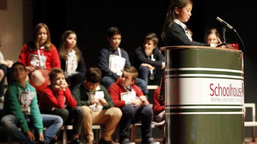 Un momento durante la final del concurso de deletreo en inglés celebrada en el colegio Salesianos.  // J.Lores