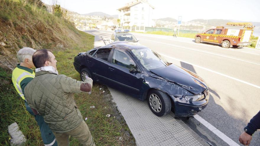 Un matrimonio de Vigo cae sobre la N-554 con su coche desde seis metros de altura en Vilaboa