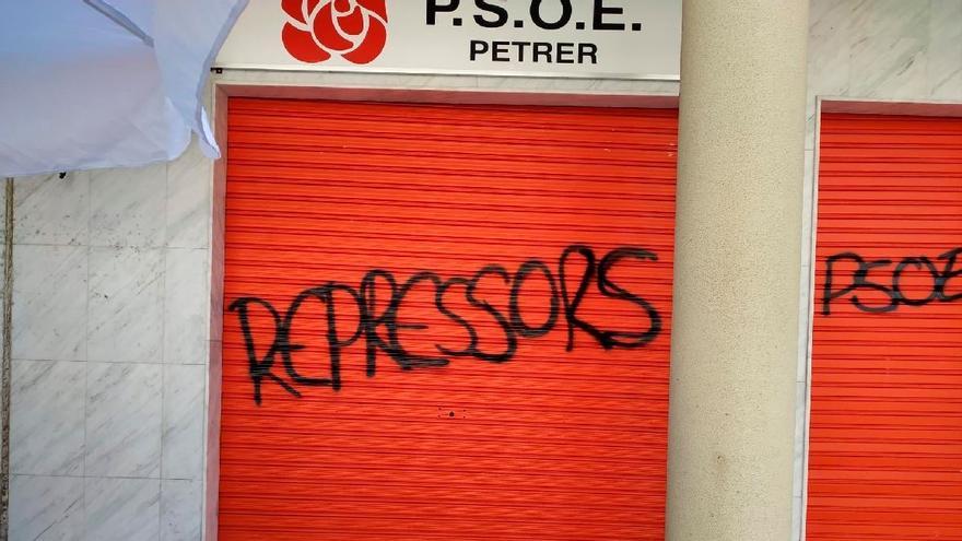 Amanecen con pintadas la sede del PSPV de Petrer y el monolito a su primer alcalde en democracia