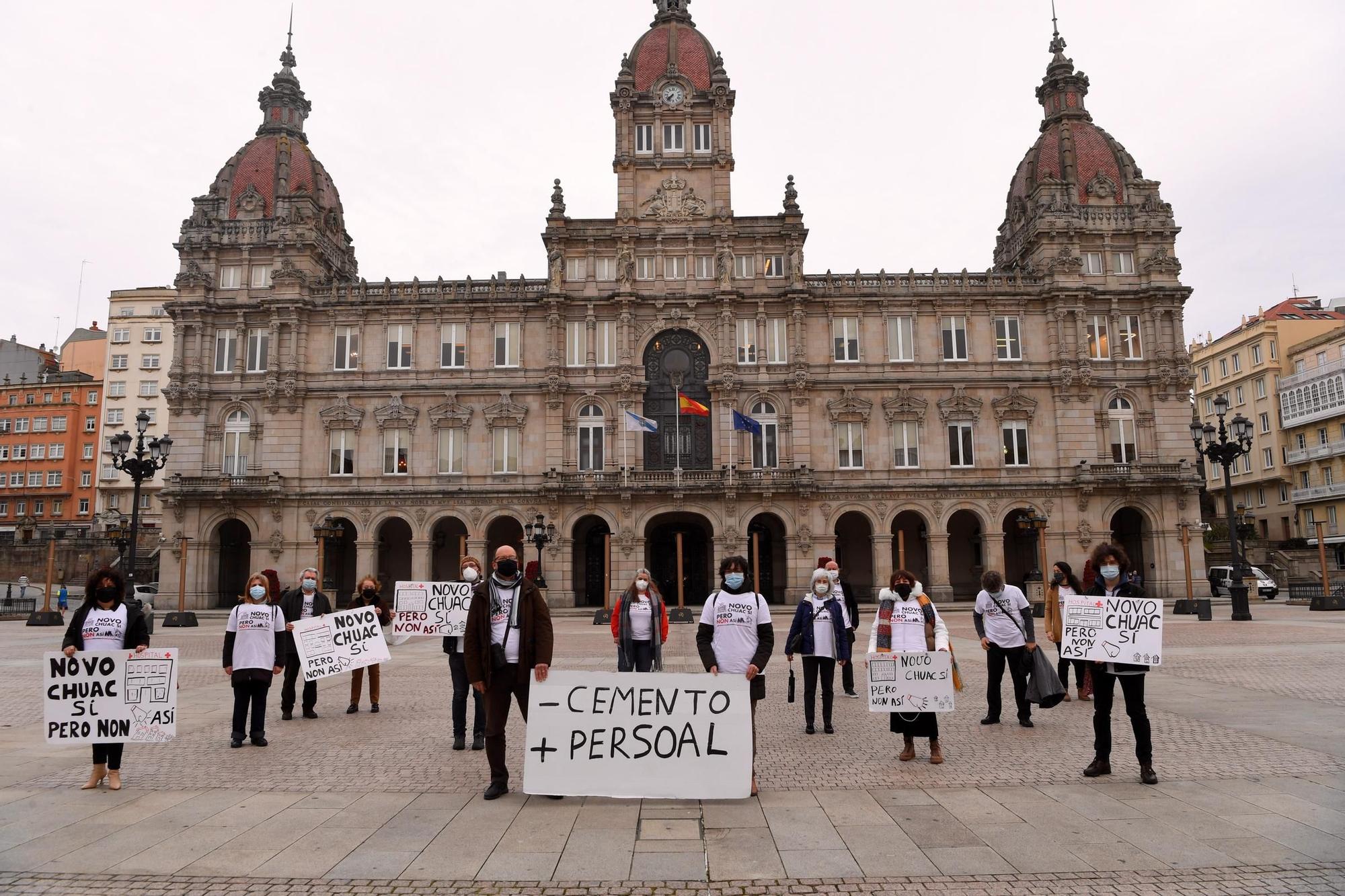 Concentración de vecinos de Eirís afectados por la ampliación del Hospital