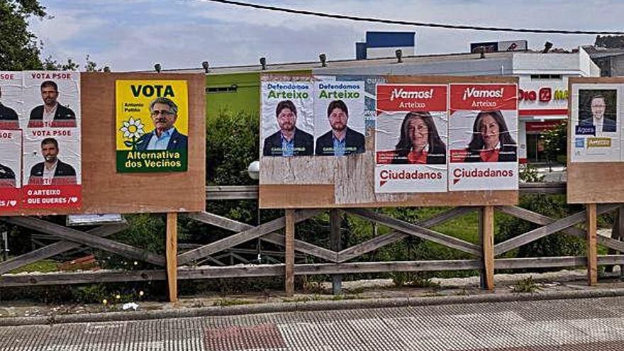 Panel de la explanada de las fiestas de Arteixo con los carteles electorales.