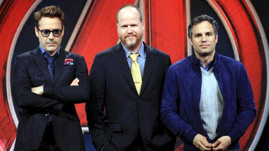 Whedon con Robert Downey Jr. y Mark Ruffalo.