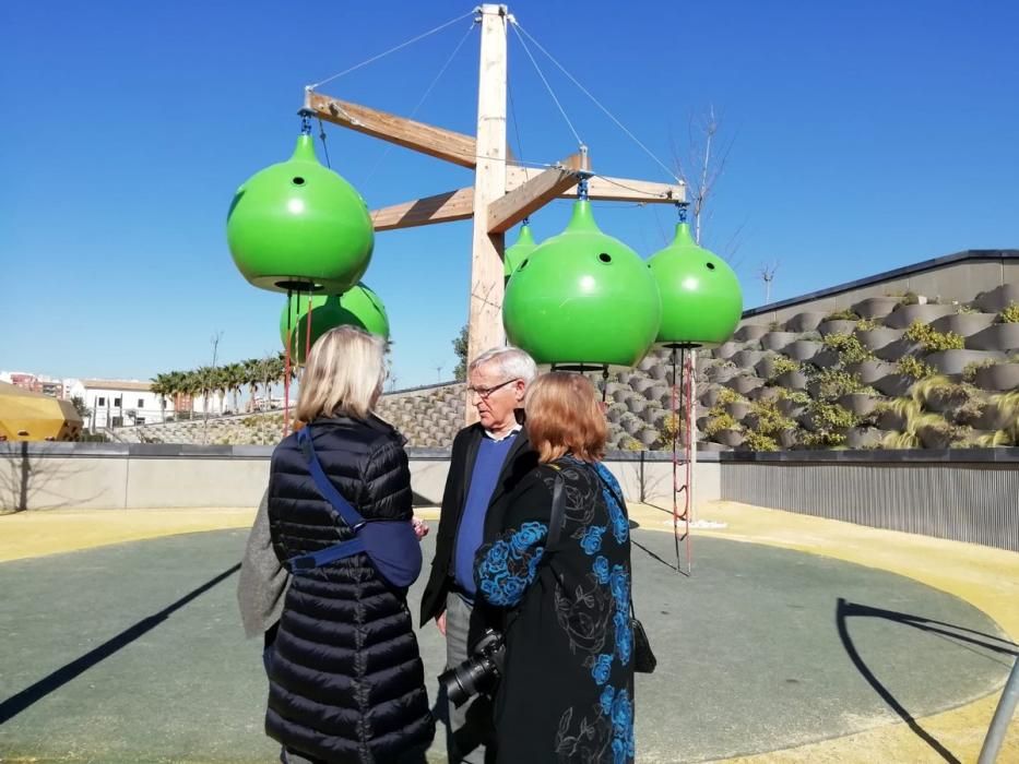 Visita de la paisajista Kathryn Gustafson al Parc Central de València que ella diseñó.