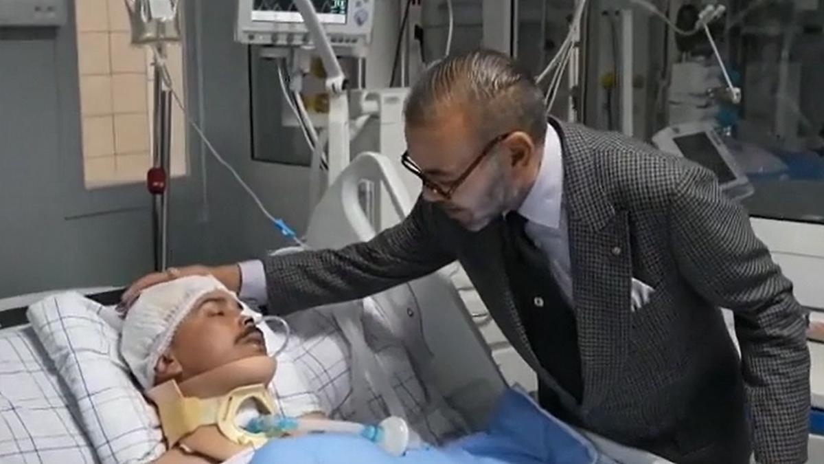 Mohamed VI visita un hospital de Marrakech cuatro días después del terremoto