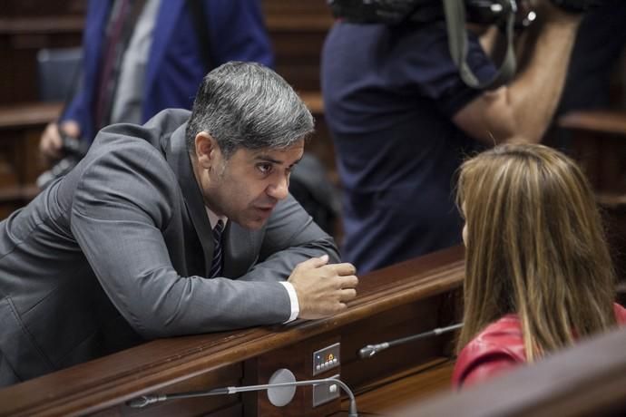 Pleno en el Parlamento de Canarias