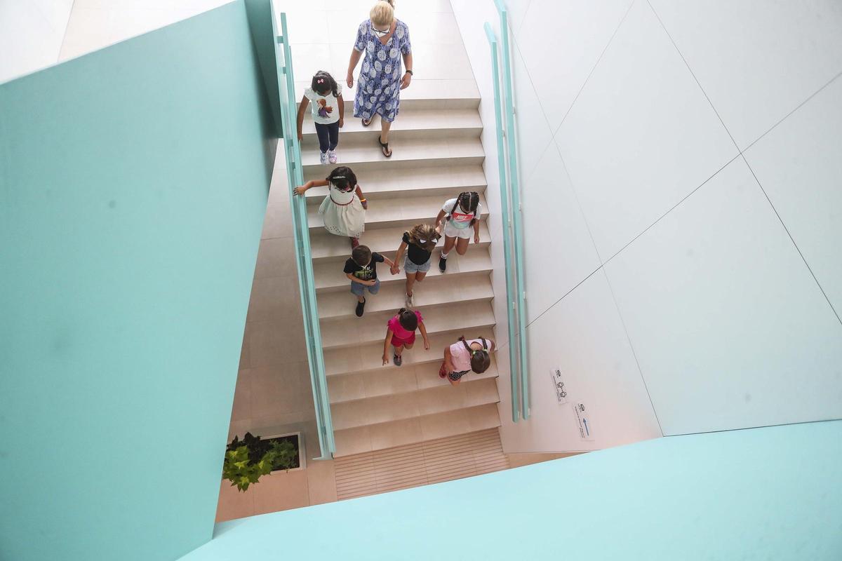Alumnos volviendo del recreo en el CEIP Les Arts, en una fotografía de archivo.