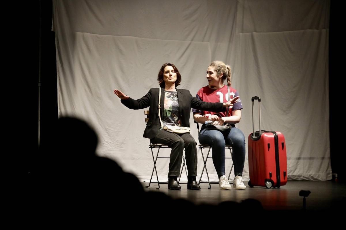 Una obra teatral de la Compañia del Alba, que este viernes por la tarde actúa en Laviana.